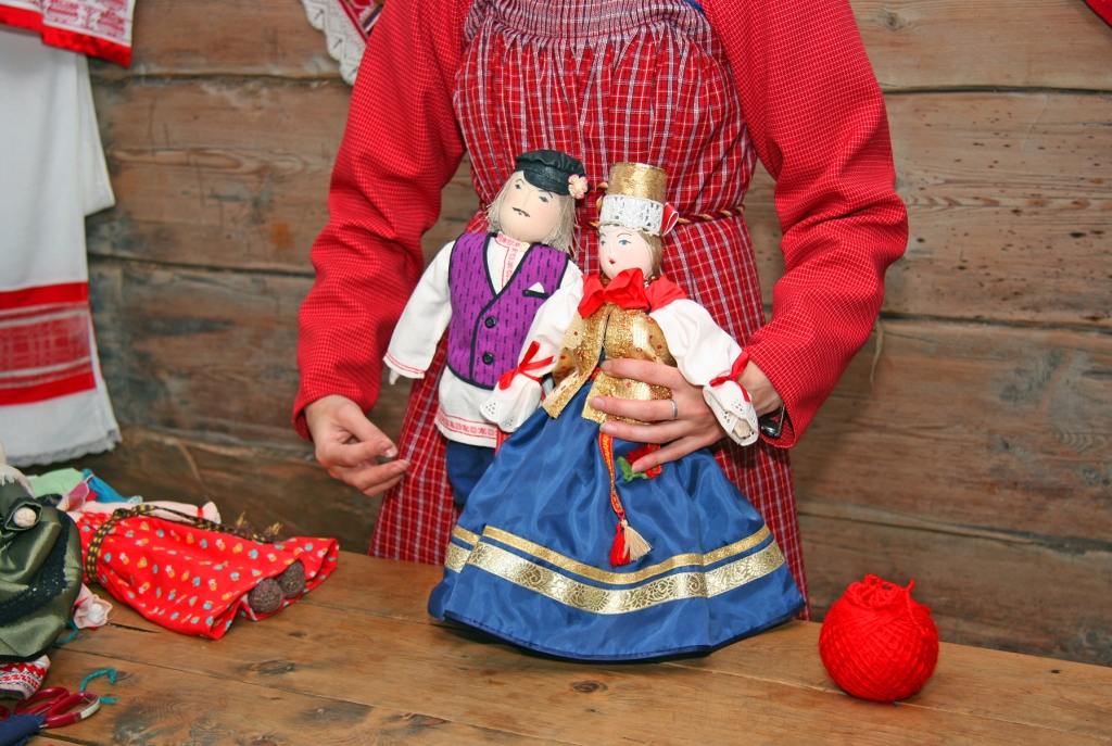 Русская национальная кукла. Традиционная русская кукла. Этнографические куклы русские. Кукла в народном стиле. Тряпичная кукла в русском народном костюме.